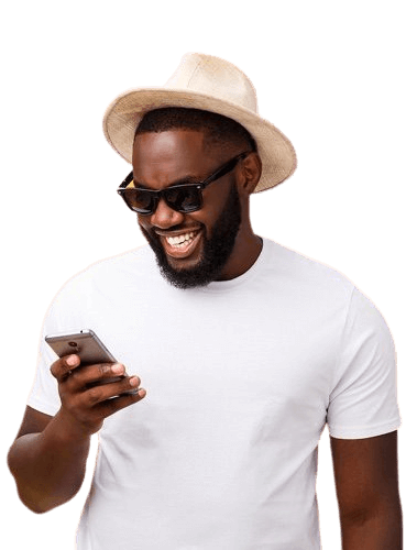 Client heureux recevant un sms